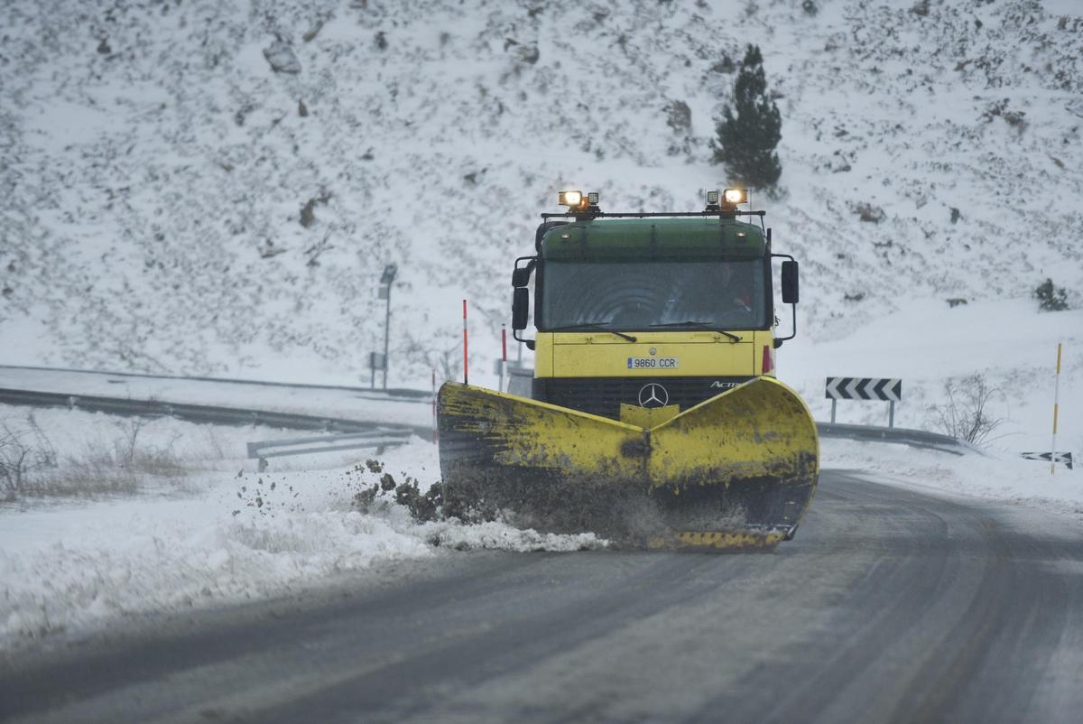 Archivo - Labores de retirada de la nieve acumulada en carreteras y coches en Formigal tras la llegada de un temporal que traslada una masa de aire ártico a la Península Ibérica, a 9 de diciembre de 2024, en Huesca, Aragón (España). La entrada de una masa