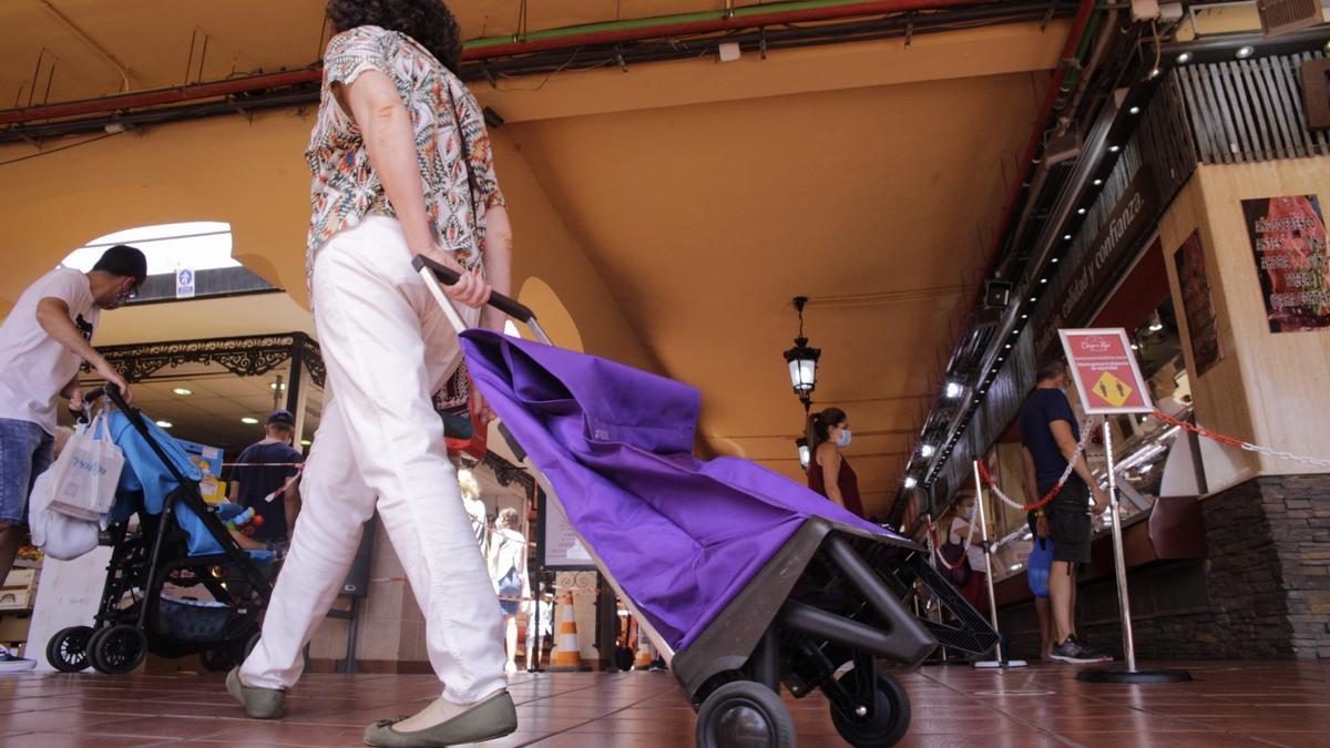 Varios clientes durante unas compras en un mercado de la Isla en una imagen de archivo.