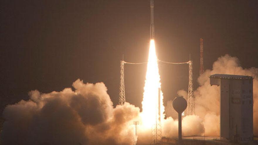 El cohete Vega, en el momento de su despegue, esta mañana en la Guayana Francesa.