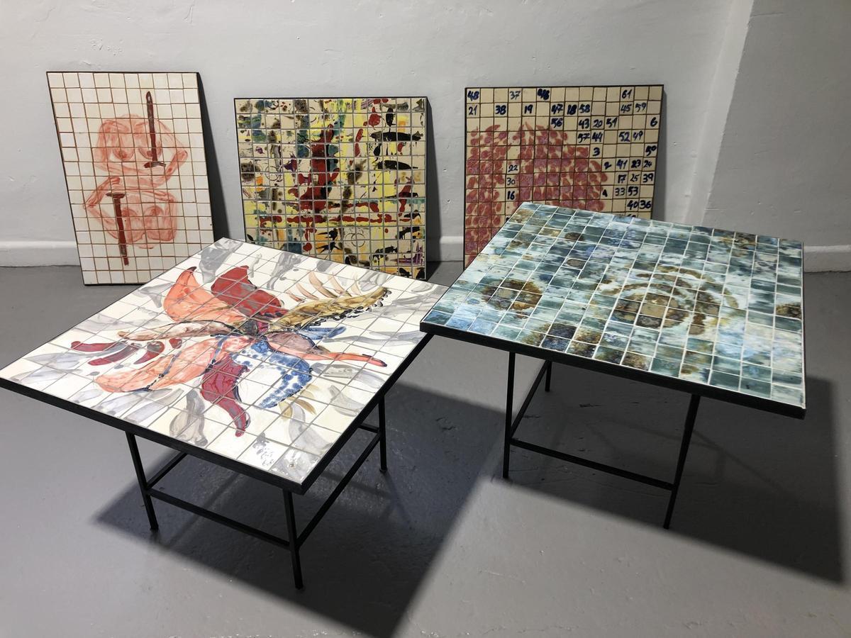 Mesas cerámicas de artistas alicantinos que participan en The Table Project, en el taller de Isidro Blasco en Madrid