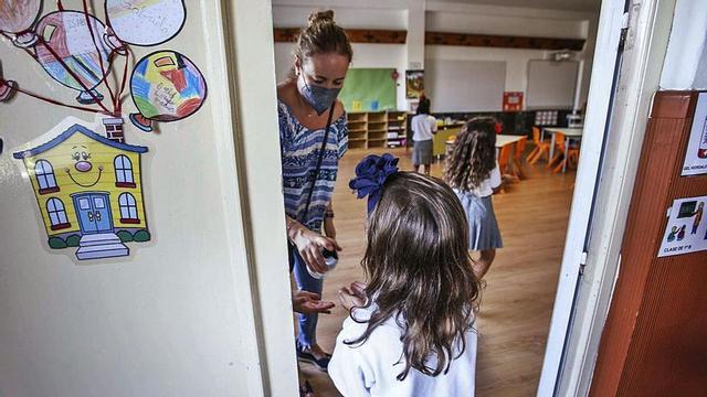 Medidas contra el coronavirus en un colegio. | PILAR CORTÉS