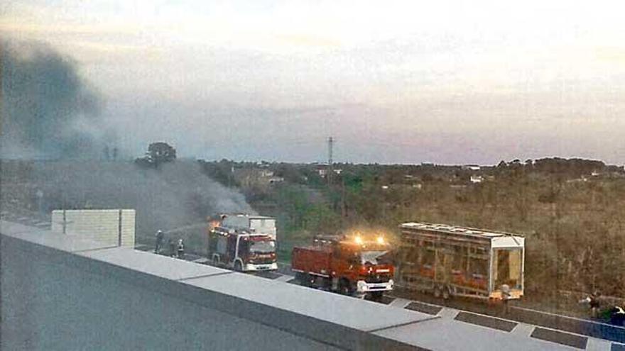 Los bomberos trabajan en la extinción de las llamas de la furgoneta.