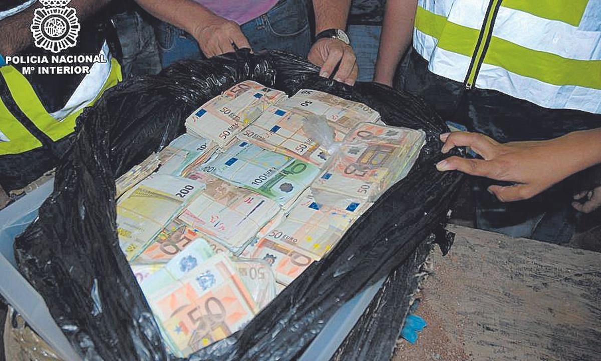 Billetes encontrados en 2009 bajo la casa de La Paca