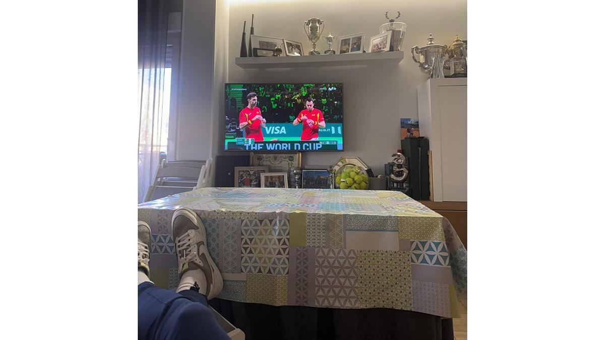 Carlos Alcaraz viendo el partido de la Copa Davis.