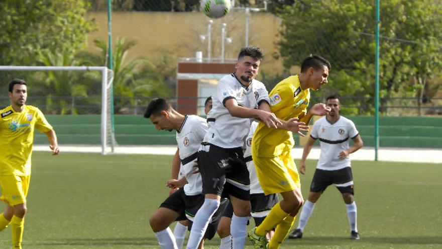 El partido entre Arucas y Vera resultó bastante entretenido.