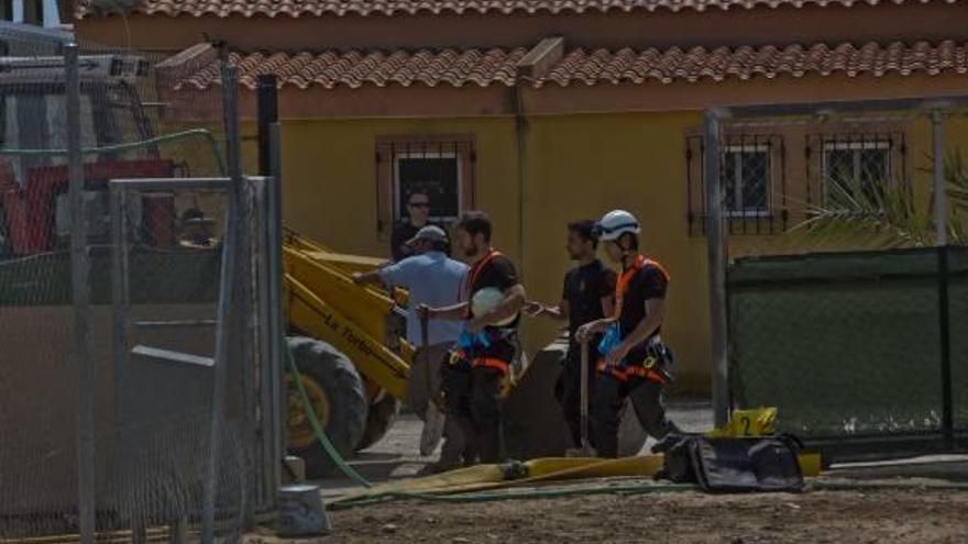 La Policía rastrea una finca de Elx en busca de los cadáveres de dos ladrones