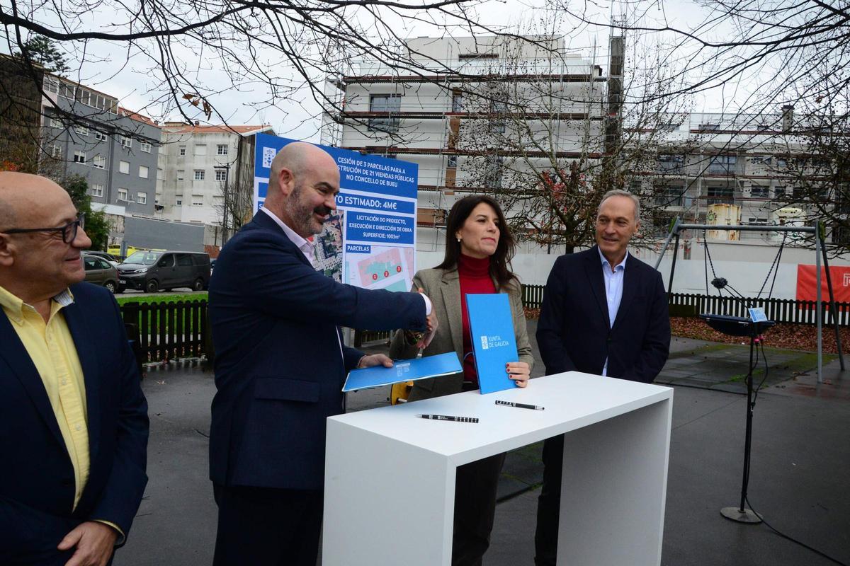La conselleira de Vivenda, María Martínez Allegue, y el alcalde de Bueu, Félix Juncal, en la firma de la cesión de los solares en As Lagoas.