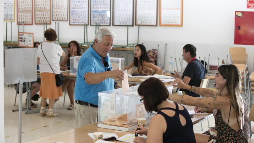 Un ciudadano vota el pasado domingo en el colegio de Can Raspalls.