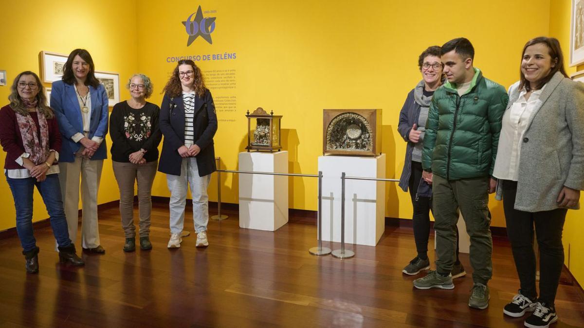 Paloma Vela con un grupo de participantes, en la inauguración.
