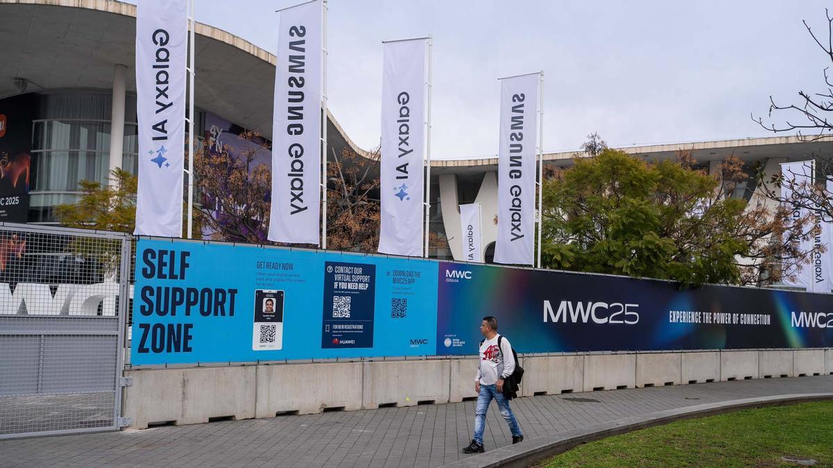 Trabajadores en el Mobile World Congress 2025