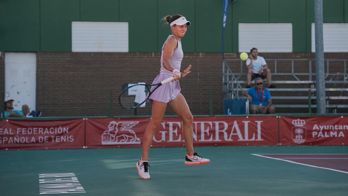 Anna Kubareva golpea una bola en el encuentro de octavos de final de Palma del Río.