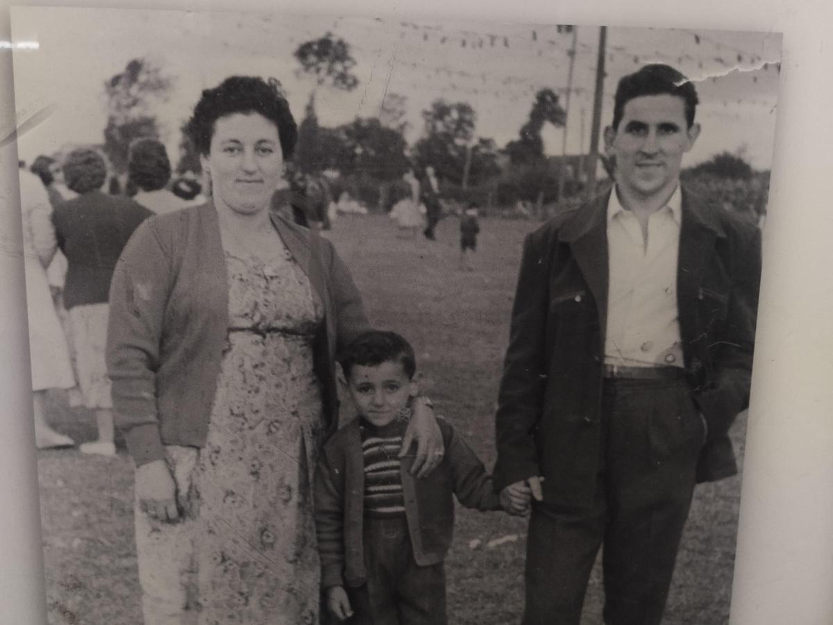 En el medio, José Aurelio Rodríguez de pequeño de la mano de sus padres, Argentina y Eloy.