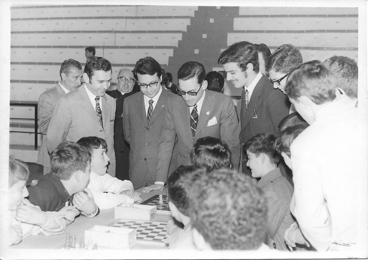 El alcalde Antonio Ramilo y Julio Fernández Gayoso, con los escolares, en As Travesas