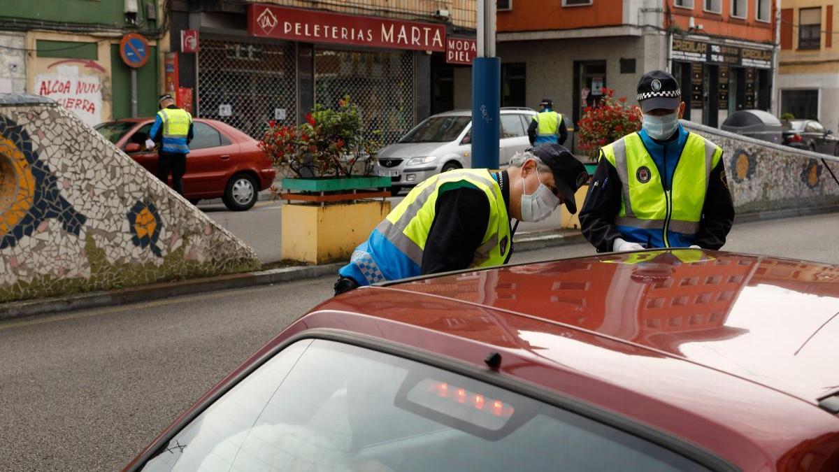 Un control policial en Sama.