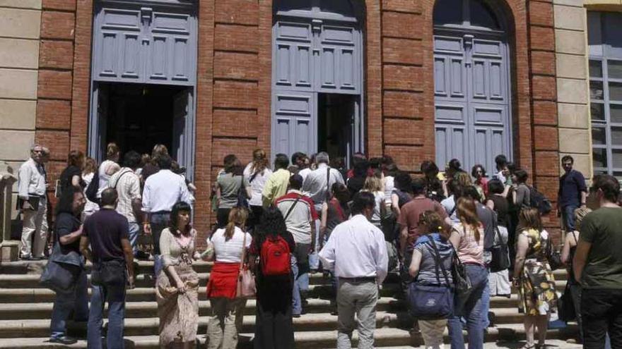 Opositores para plazas de formación profesional, el año pasado. Foto L.O.Z.