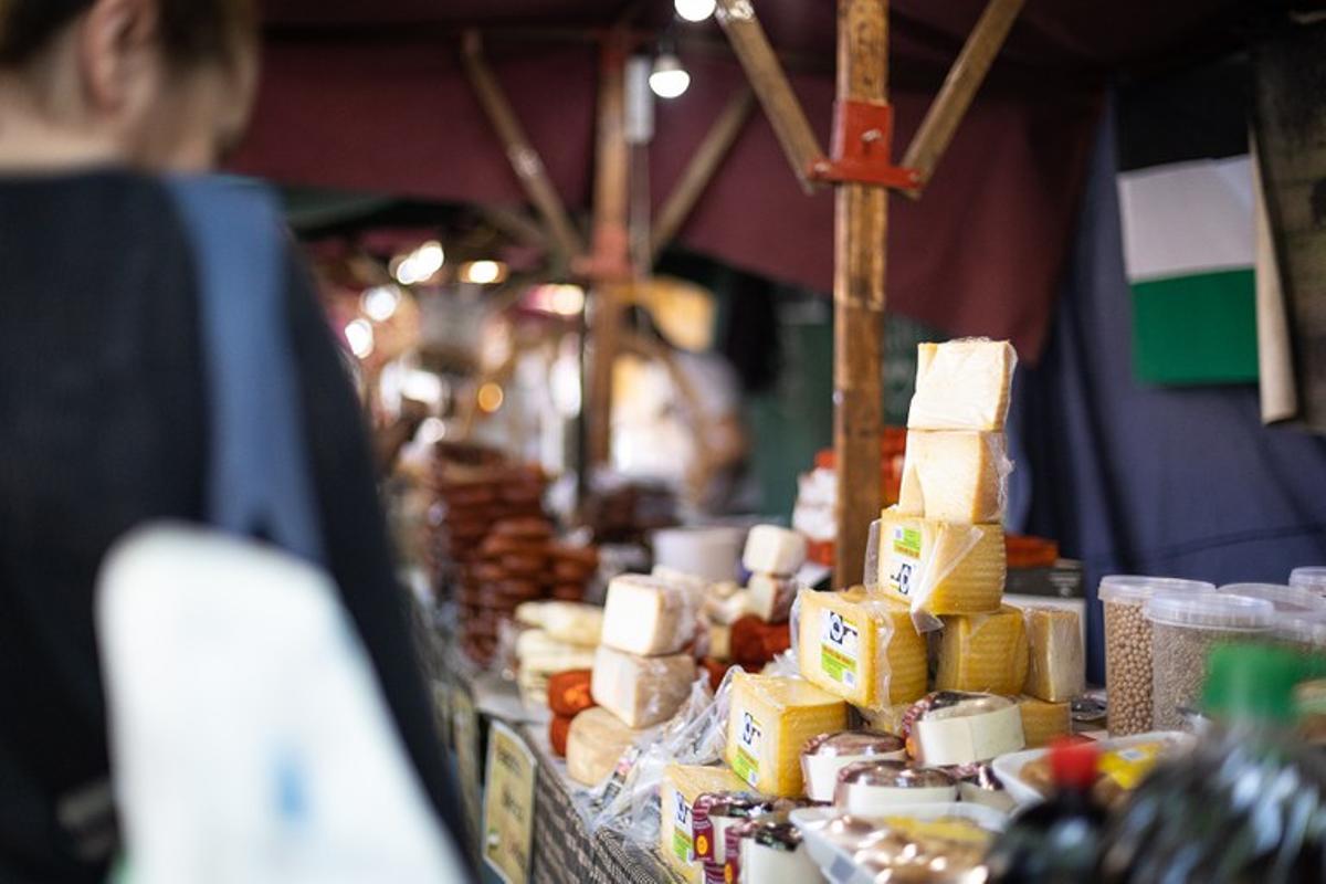 Imagen de archivo de una parada con productos gastronómicos de la Fira de Sant Ponç de Castelldefels.