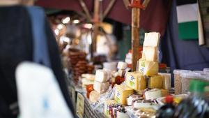 Imagen de archivo de una parada con productos gastronómicos de la Fira de Sant Ponç de Castelldefels.