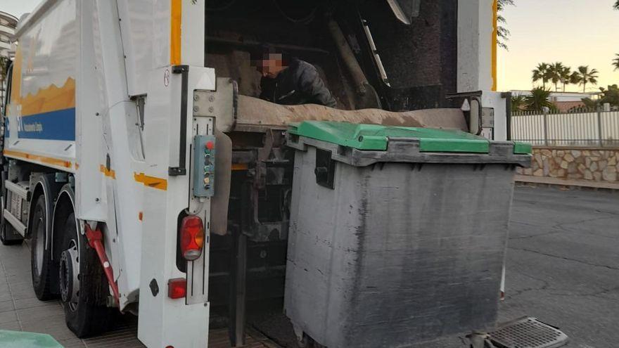 Un camión de la basura se 'traga' a un hombre escondido en un contenedor en Gran Canaria