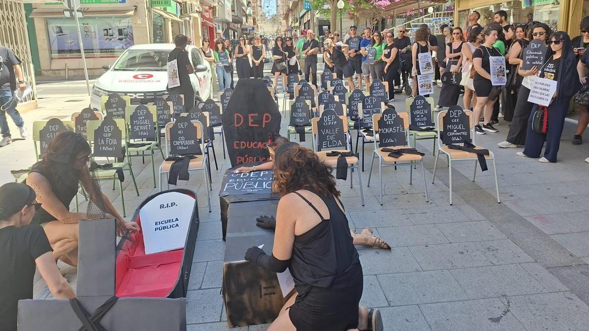 La performance realizada este martes en Elda para recrear el entierro de la enseñanza pública