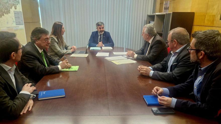 En el sentido de las agujas del reloj, Ramón Muñiz Calero, director del puerto de Avilés; Laureano Lourido, presidente de El Musel; Ángela Pumariega, vicealcaldesa de Gijón; Alejandro Calvo; Jaime Rojo, secretario de la junta de Zalia; Santiago Martínez Vega, presidente del puerto de Avilés, y Manuel Campa, concejal de Promoción Económica de Avilés, durante la reunión de ayer de la junta de accionistas de Zalia, en Oviedo.