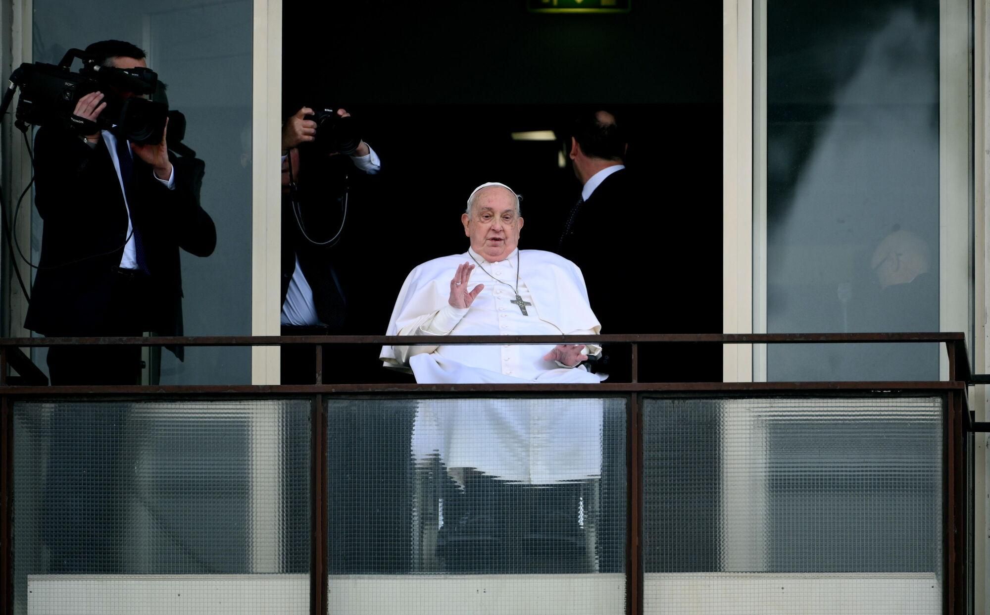 Rome (Italy), 23/03/2025.- Pope Francis (C) greets and blesses the faithful from the balcony of the Gemelli hospital where has been hospitalized, in Rome, Italy, 23 March 2025. Pope Francis will be discharged on 23 March with a prescription for at least two months of convalescence after spending more than five weeks in the hospital for bilateral pneumonia. (Papa, Italia, Roma) EFE/EPA/ETTORE FERRARI