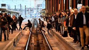 Usuarios en los andenes de la Gare de Lyon, en París, durante la jornada de huelga.