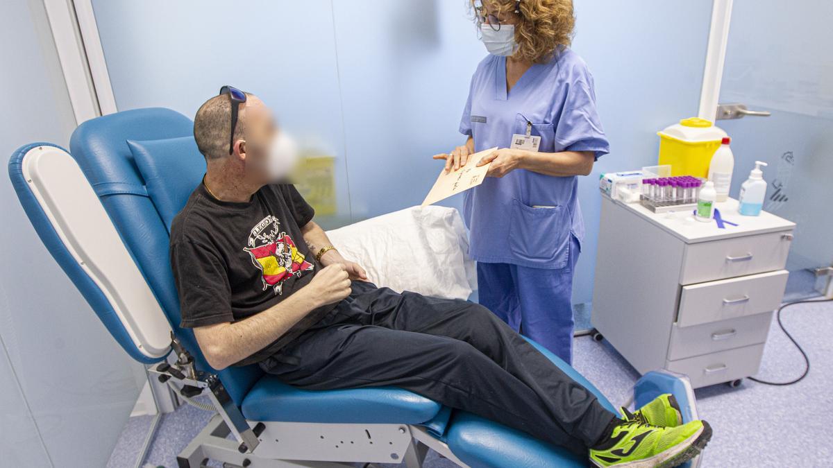 Un paciente es atendido en la consulta de enfermería