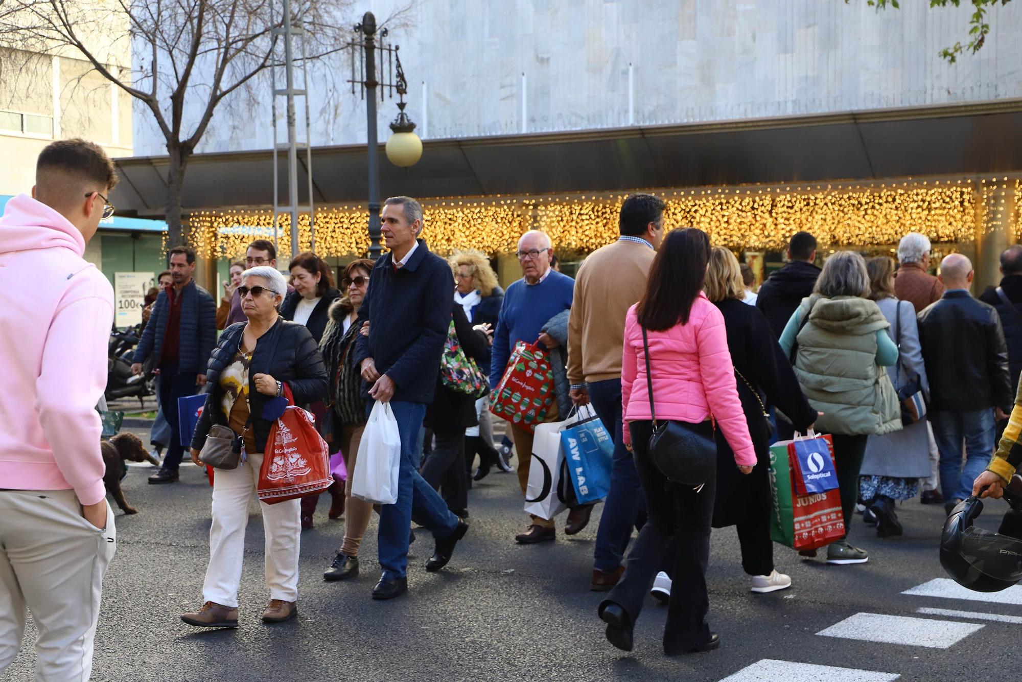 Colas y "mucha venta" en los comercios de Córdoba durante el festivo