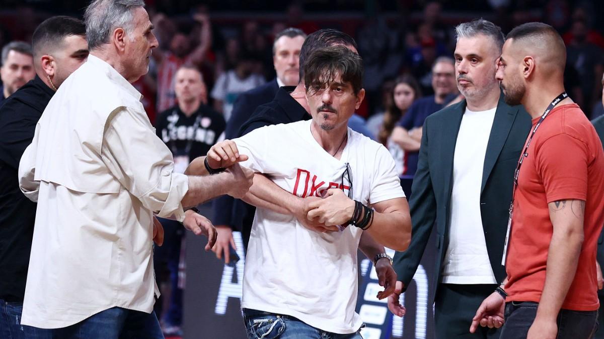 The referees expelled Giannakopoulos, who was also arrested by the police