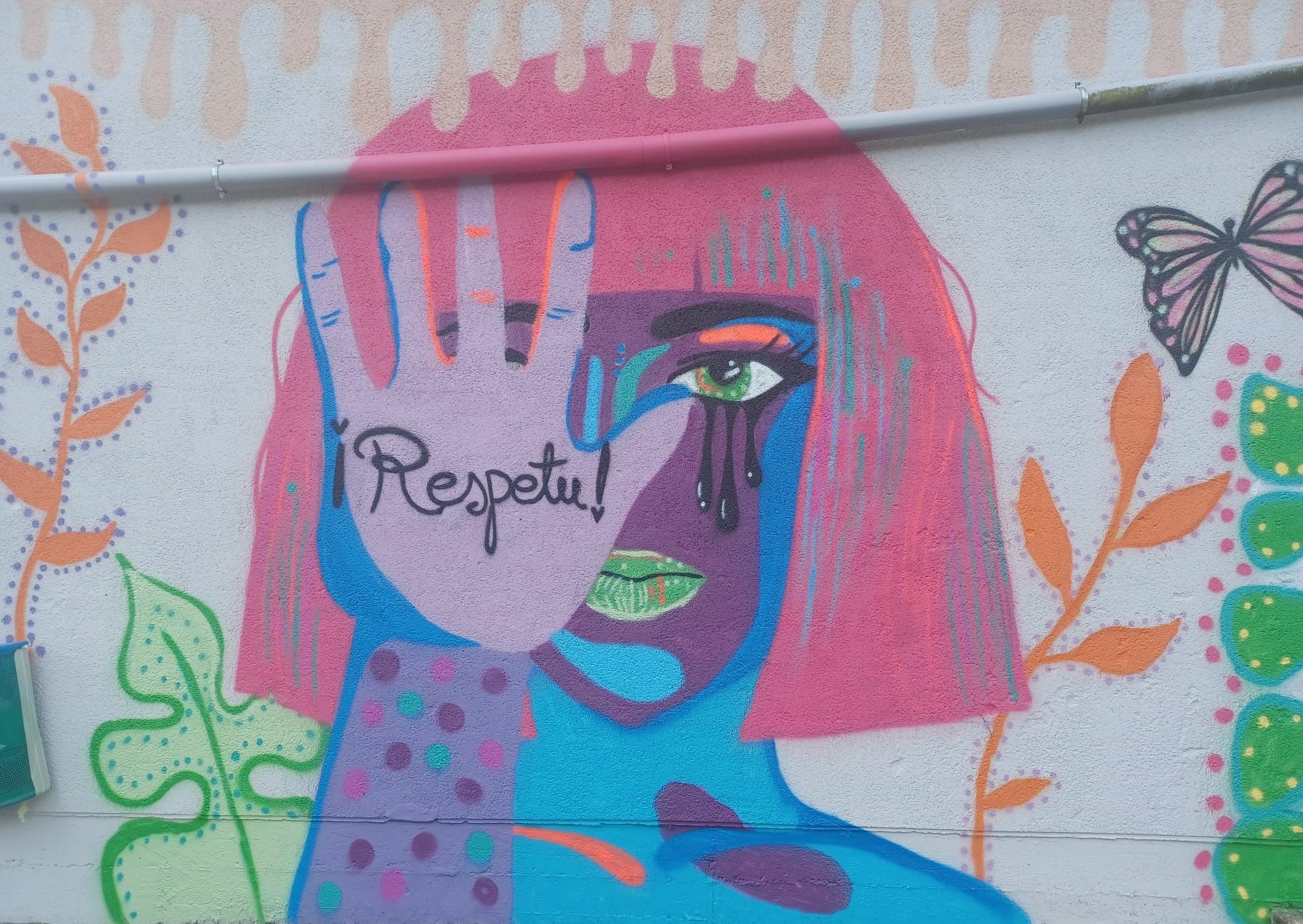 La igualdad pinta mucho en Llanera: así son los grafitis reivindicativos del instituto de Posada