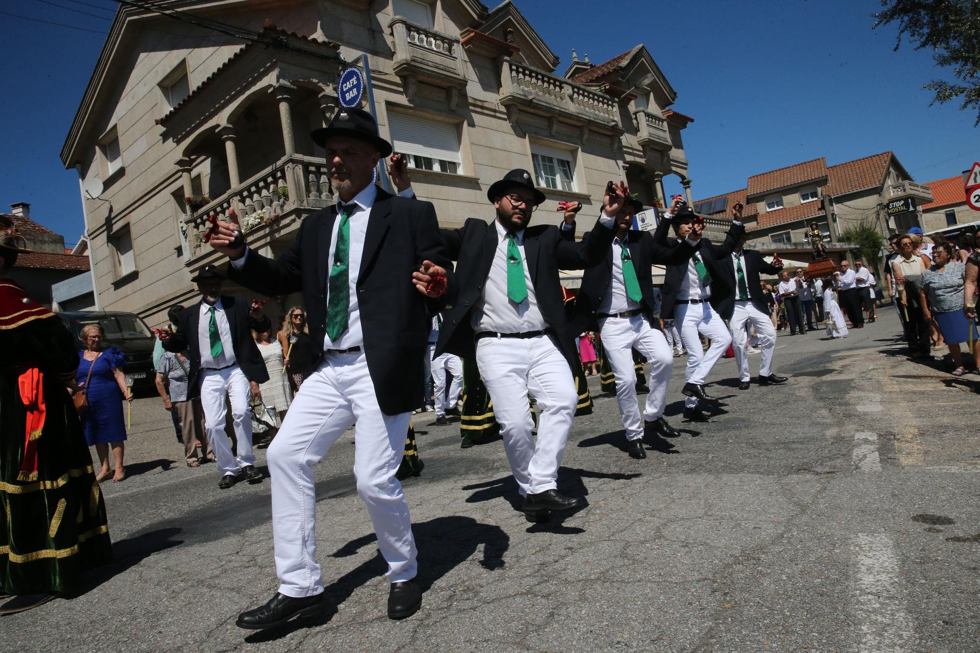 La procesión y la danza de San Roque de O Hío en imágenes (I)