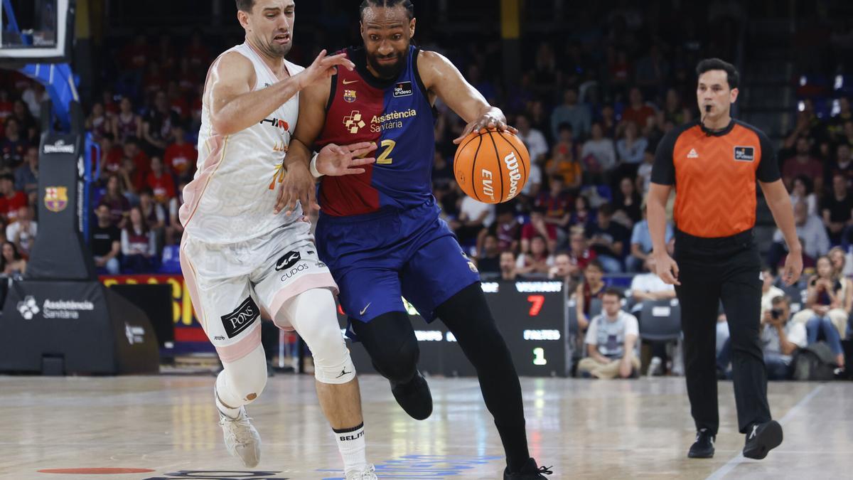 El ala-pìvot norteamericano del FC Barcelona Jabari Ali Parker lucha con el alero del Hiopos Lleida Mikel Sanz (i), durante el partido de la jornada 31 de la Liga Endesa disputado en el Palau Blaugrana entre el Fc Barcelona y el Hiopos Lleida.