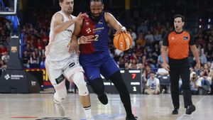 FOTODELDÍA - BARCELONA, 11/05/2025.- El ala-pìvot norteamericano del FC Barcelona Jabari Ali Parker lucha con el alero del Hiopos Lleida Mikel Sanz (i), durante el partido de la jornada 31 de la Liga Endesa disputado en el Palau Blaugrana entre el Fc Barcelona y el Hiopos Lleida. EFE/Quique García