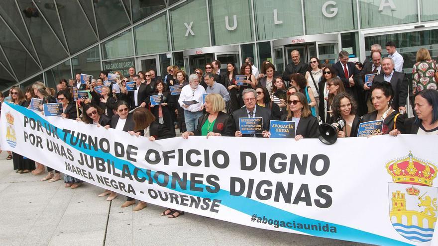 Los profesionales, concentrados en la puerta del juzgado de Ourense, este viernes. |   // IÑAKI OSORIO