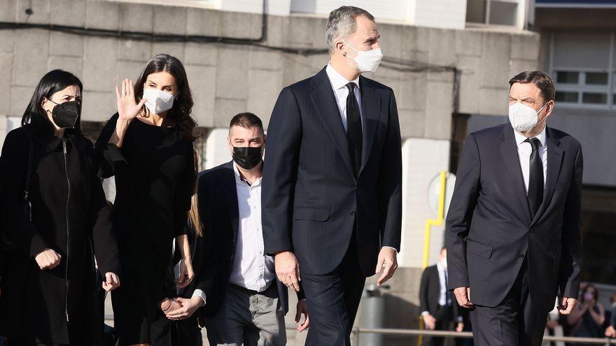 Los Reyes en el funeral por los muertos en el Villa de Pitanxo.