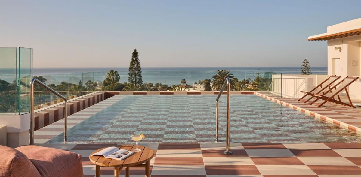 Una de las piscinas del emblemático establecimiento hotelero de la Costa del Sol. | L.O.