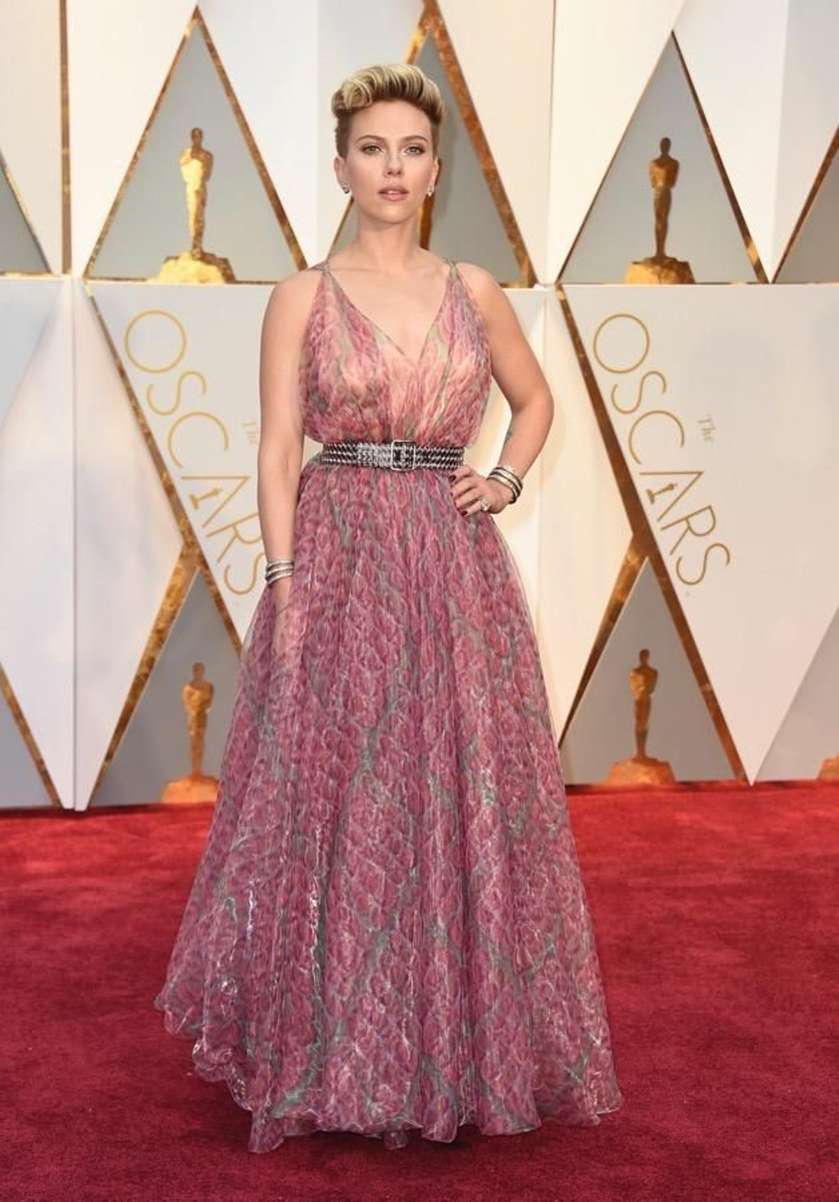 Premios Oscar 2017: el pelo 'punk' de Scarlett Johanson