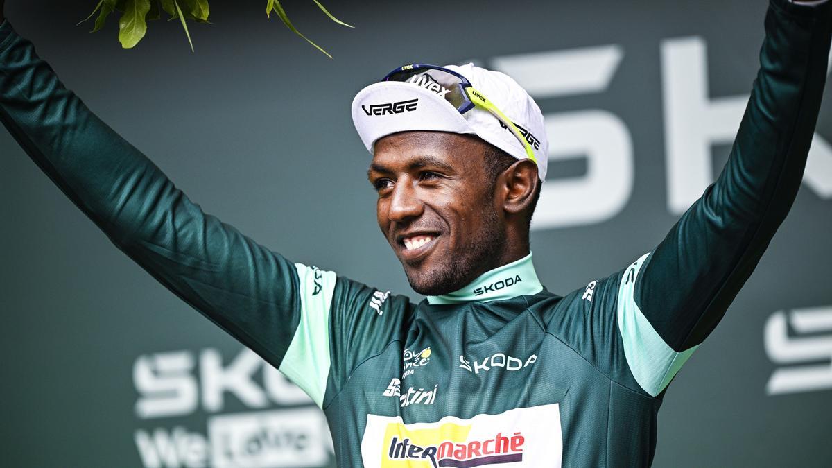 Biniam Girmay con el maillot verde de los puntos en el podio del Tour de Francia