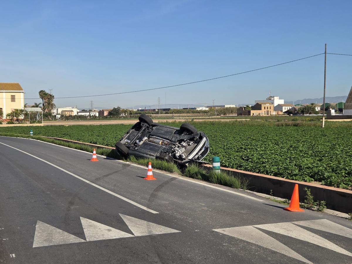 Accidente de tráfico en el Camí Fondo de Alboraia esta mañana.