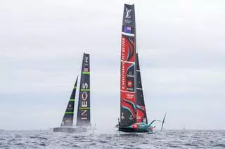 Aficionados disfrutan de la primera regata de la final de la Copa del América