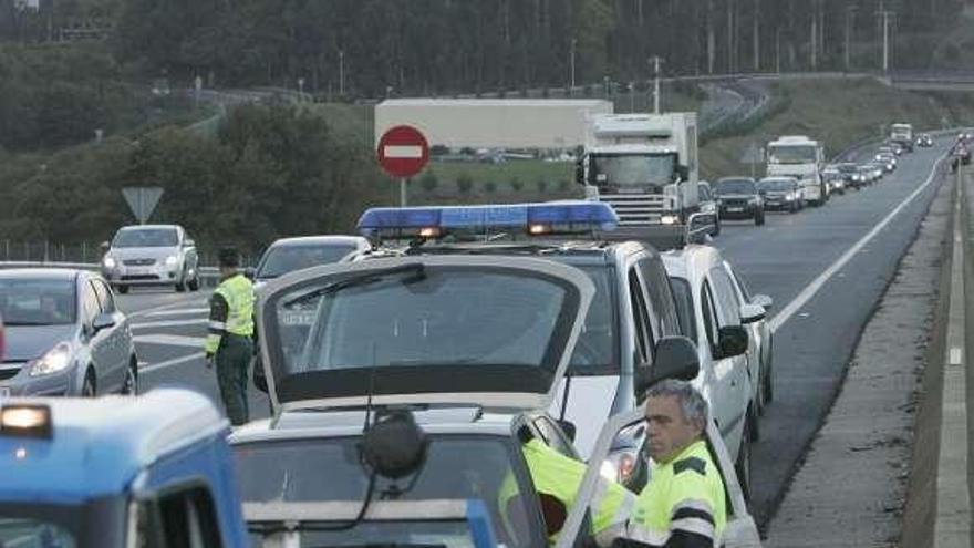 Un accidente múltiple en la AG-56 obliga a cortar dos horas el acceso a Santiago