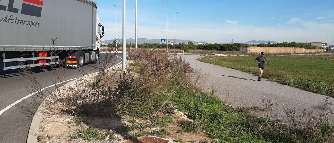 Los nuevos trabajos redundarán en unas adecuadas condiciones para los márgenes, las rotondas y el paseo peatonal de la ronda suroeste de Vila-real.