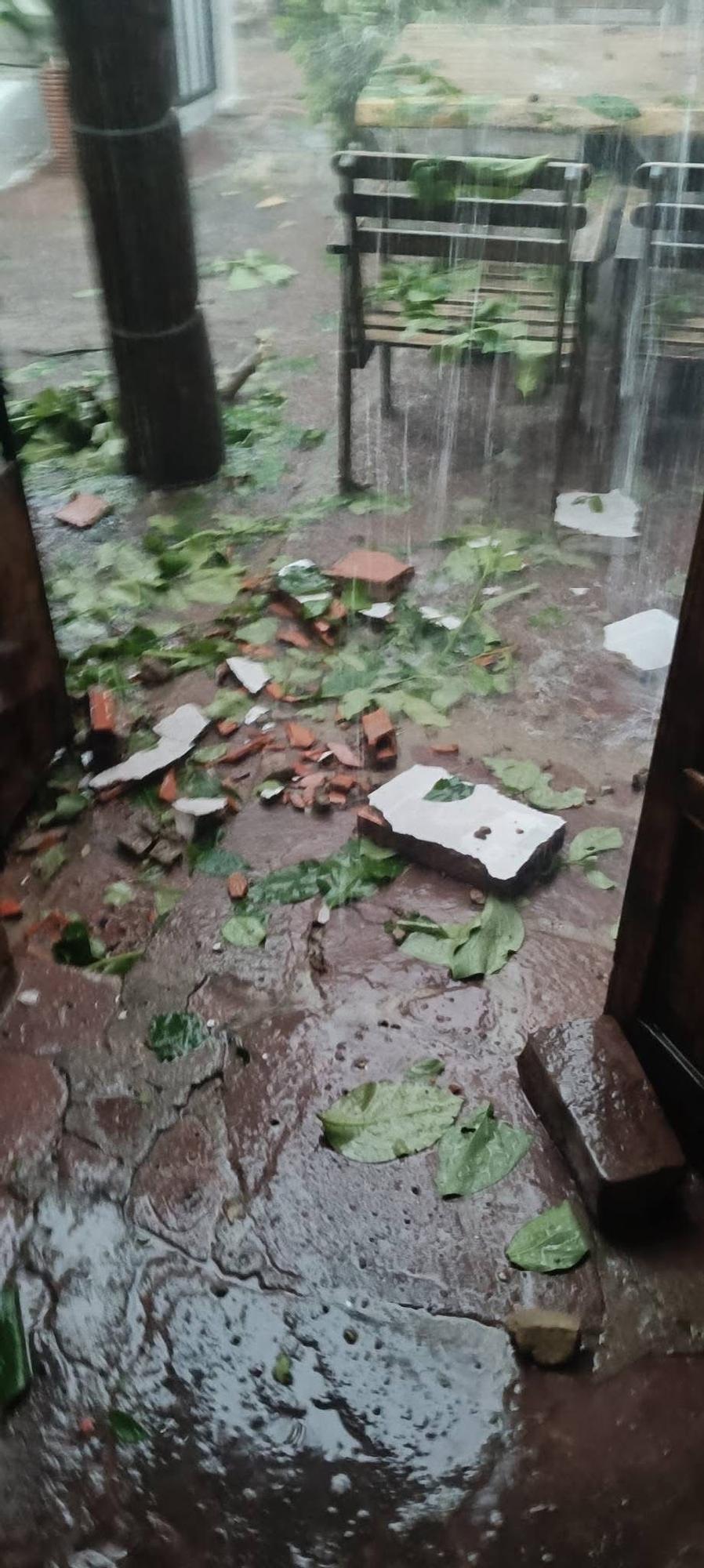 Impactantes destrozos en la terraza de un conocido gastrobar de Segorbe por el granizo