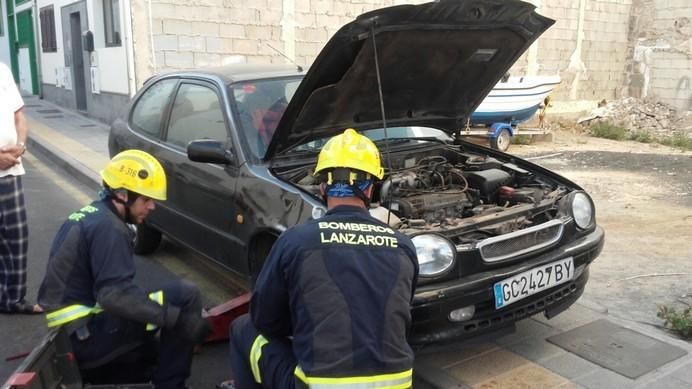 Rescate de un gato atrapado en un automóvil en Arrecife