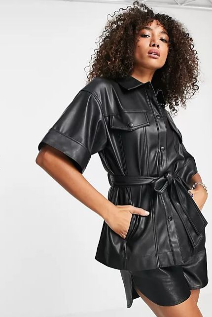 Chaqueta negra estilo camisa de manga corta con cinturón de cuero sintético de Topshop