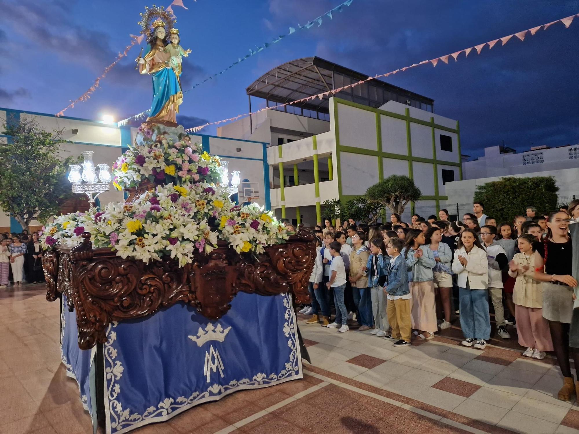 Procesión de la imagen de María Auxiliadora por las calles de San Gregorio, en Telde