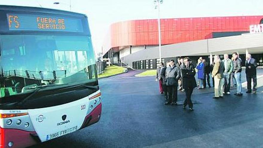 Un autobús, a la llegada a las nuevas cocheras de Emtusa en la avenida del Transporte, en Tremañes.