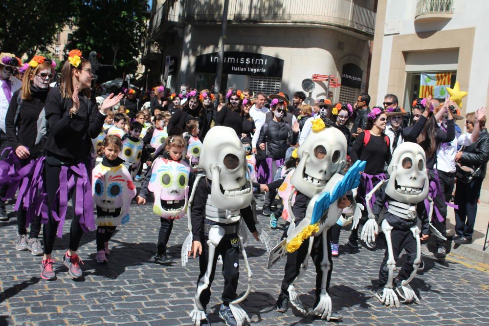 La rua escolar de la Santa Creu torna a enlluernar