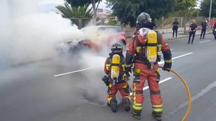 Un coche arde en Siete Palmas