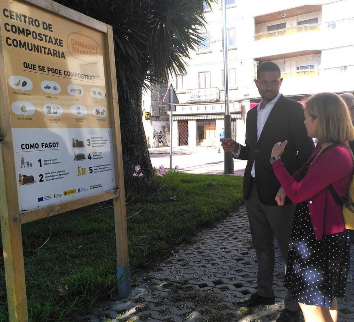 Filipe Nascimento (centro) con la alcaldesa, Leticia Santos (izd.), su asesor (dcha.) y ediles. |   // FDV